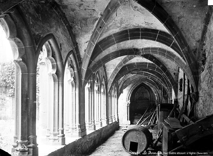 Cloître servant de dépôt : galerie intérieure