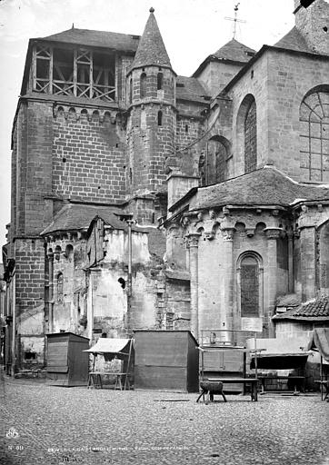 Ensemble, côté de l'abside : échoppes en bois devant la façade