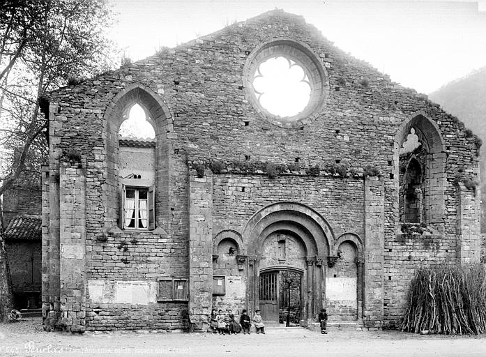 Ancienne église dont une partie en transformée en maison d'habitation, façade ouest. Groupe d'enfants en pose devant