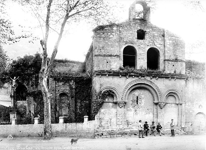 Ancienne église, façade nord. Groupe d'hommes lisant