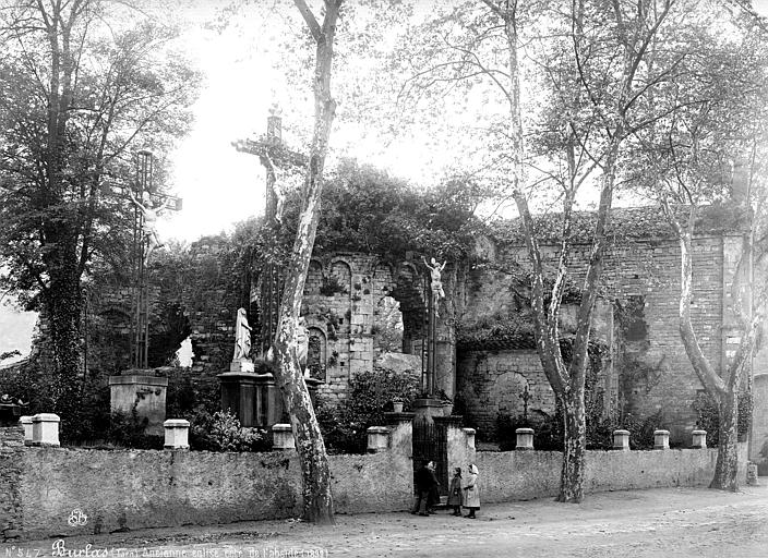 Ancienne église : abside en ruines. Dans le jardin, reconstitution du Golgotha (Le Christ crucifié entouré des deux larrons). Devant le mur d'enceinte, groupe d'enfants