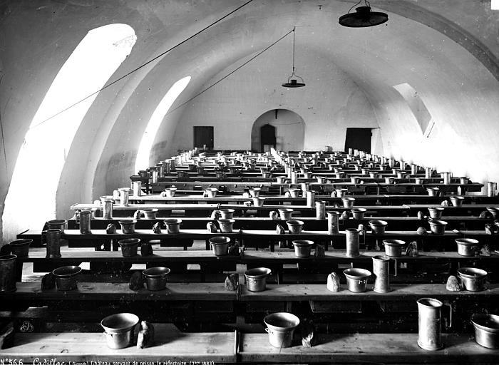 Réfectoire : installation des tables et vaisselles pour les prisonniers