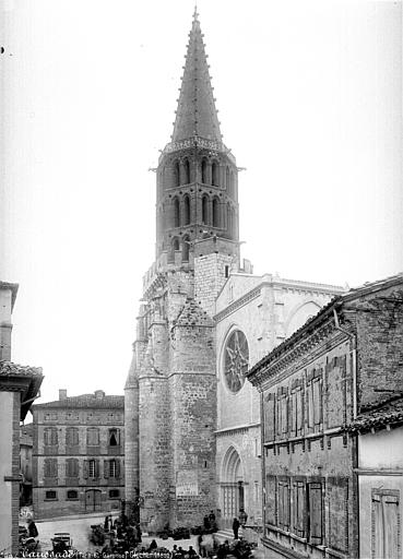 Clocher, ensemble et scène de marché