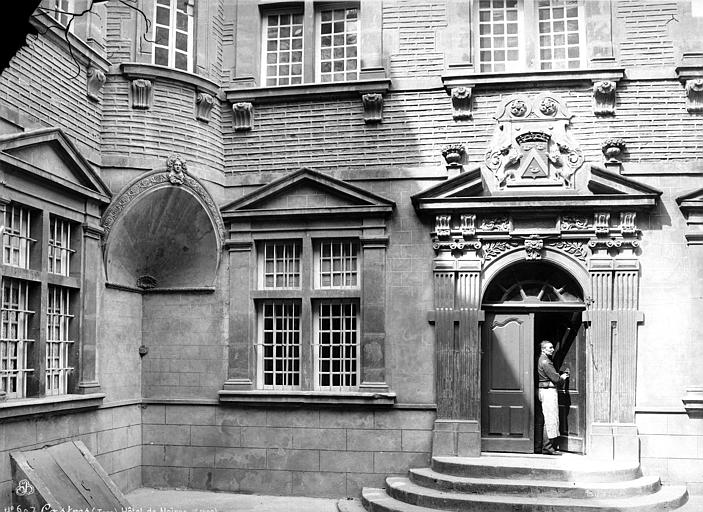 Façade sur cour : ensemble et homme (valet) à la porte