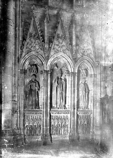 Intérieur, chapelle : tombeau de l'évêque Pierre de Roquefort (ou Rochefort)