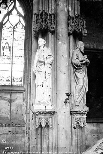 Intérieur : statues des piliers du choeur dont saint Stéphane