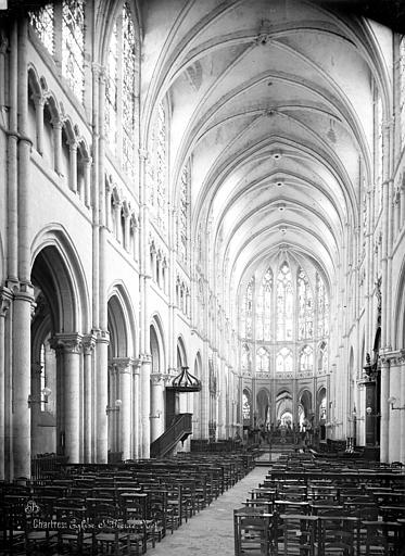 Intérieur : nef, vue de l'entrée