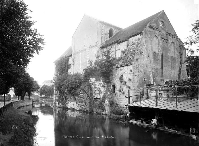 Ensemble, côté rivière avec restes de départ d'arches de pont