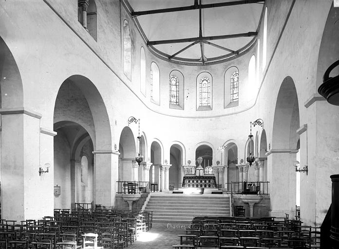 Chapelle : Vue intérieure de la nef vers le choeur