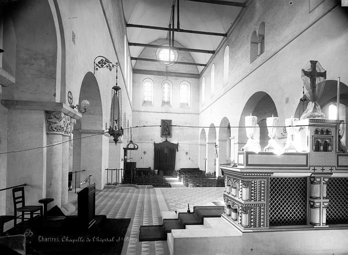 Chapelle : Vue intérieure de la nef vers l'entrée