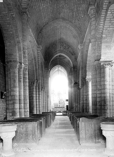 Vue intérieure de la nef vers le choeur