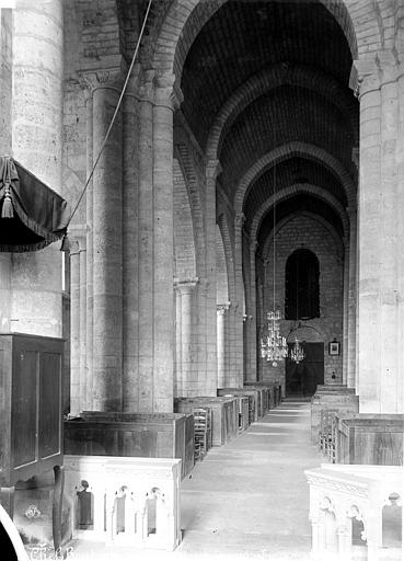 Vue intérieure de la nef vers l'entrée