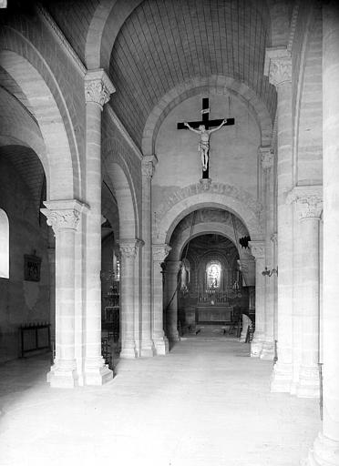 Vue intérieure de la nef vers le choeur