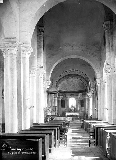 Vue intérieure de la nef vers le choeur