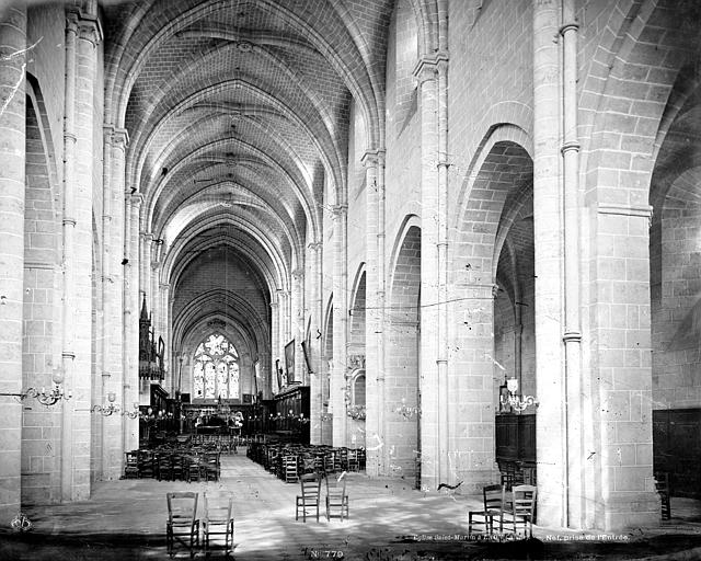 Eglise : Vue intérieure de la nef vers le choeur