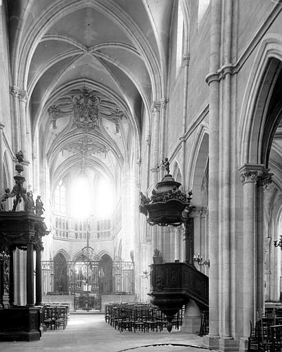 Vue intérieure de la nef vers le choeur