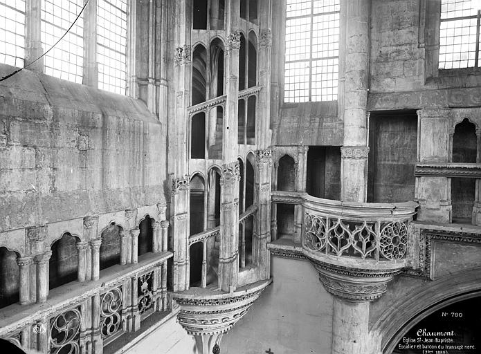 Vue intérieure du transept nord : Escalier et balcon