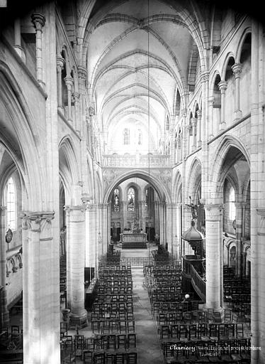 Vue intérieure de la nef vers le choeur, prise de la tribune