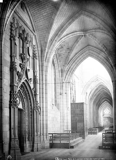 Vue intérieure du bas-côté nord et porte de la sacristie