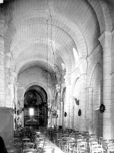 Vue intérieure de la nef vers le choeur