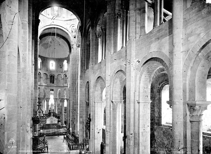 Vue intérieure de la nef vers le choeur, prise de la tribune