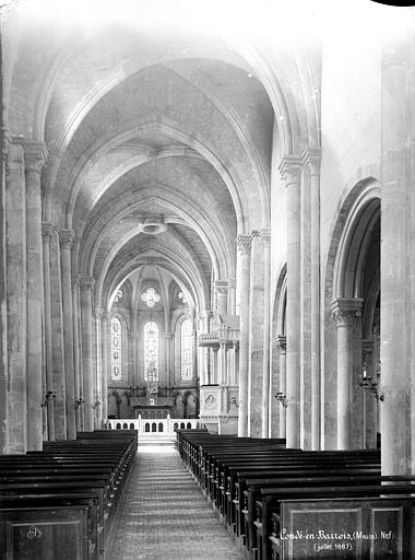 Vue intérieure de la nef vers le choeur