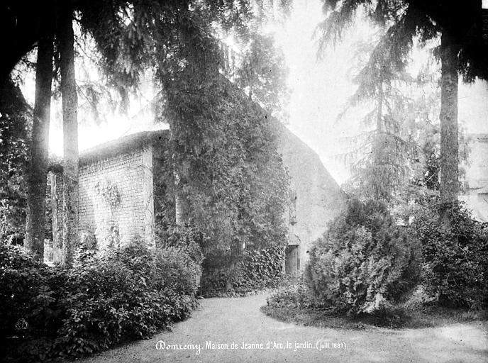 Vue d'ensemble prise du jardin