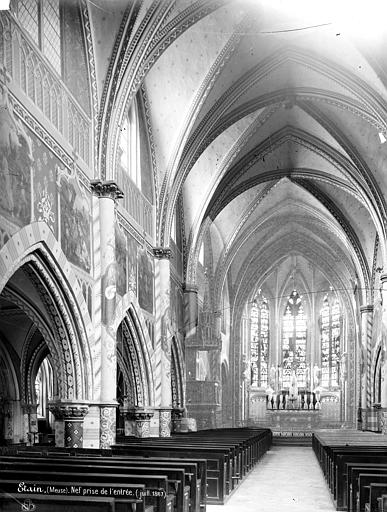 Vue intérieure de la nef vers le choeur