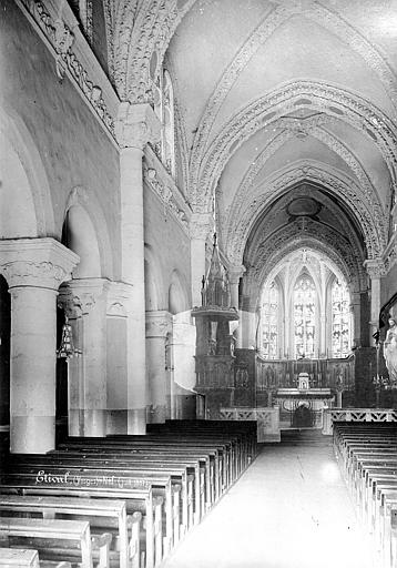 Eglise : Vue intérieure de la nef vers le choeur