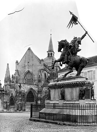 Vue générale de la place : Ensemble est de l'église et statue de Guillaume le Conquérant