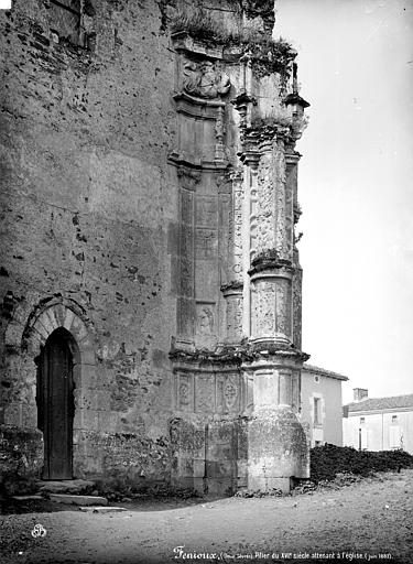 Transept nord : Petite porte et pilier Renaissance