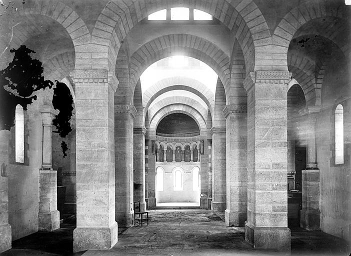 Vue intérieure de la nef vers le choeur