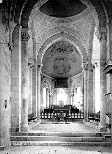 Vue intérieure de la nef vers le choeur