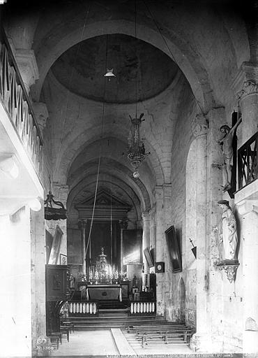 Vue intérieure de la nef vers le choeur