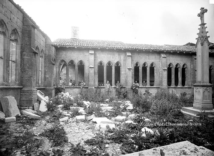 Cloître : Galeries d'arcades et jardin