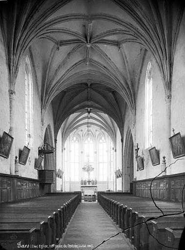 Vue intérieure de la nef vers le choeur