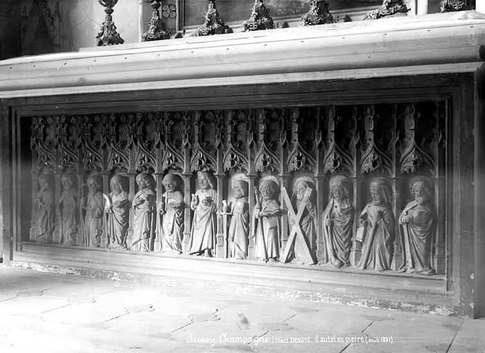 Devant d'autel en pierre sculptée en haut-relief : Le Christ et les apôtres