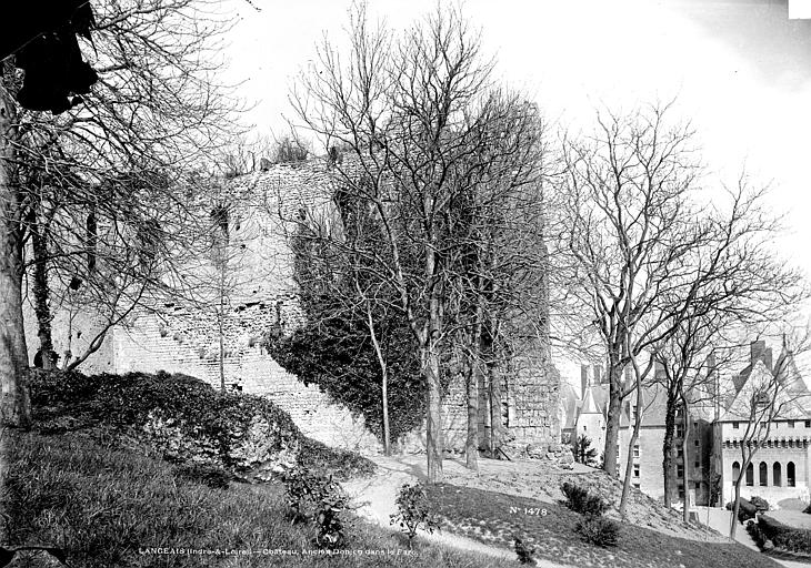 Ancien donjon dans le parc