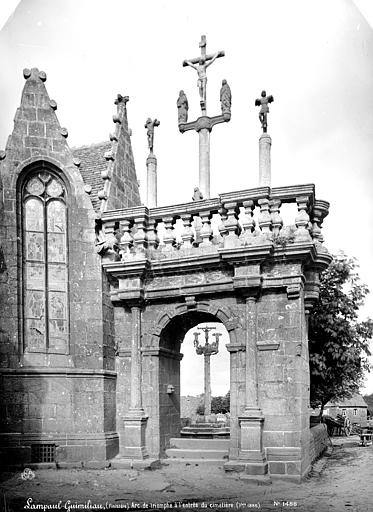 Arc de Triomphe, à l'entrée du cimetière