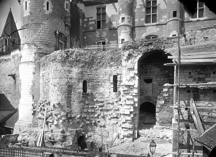 Logis Royal : Mur de soutènement de la terrasse au niveau de la tour d'Agnès Sorel et de l'aile de Charles VII