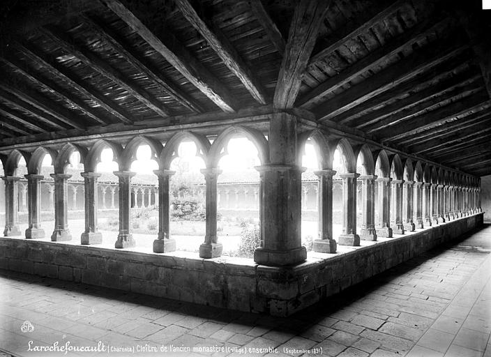 Cloître : Vue id'ensemble prise de l'intérieur des galeries