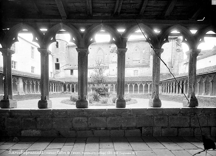 Cloître : Vue d'ensemble prise de galerie sud