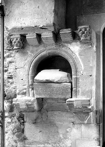 Tombeau dans le mur de l'église