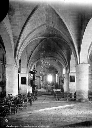 Vue intérieure de la nef vers le choeur