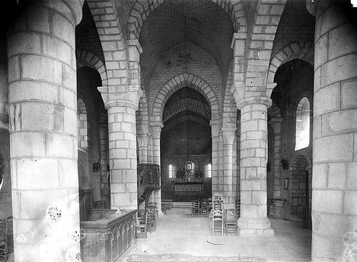 Vue intérieure de la nef vers le choeur