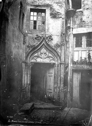 Cour intérieure : Porte de l'escalier