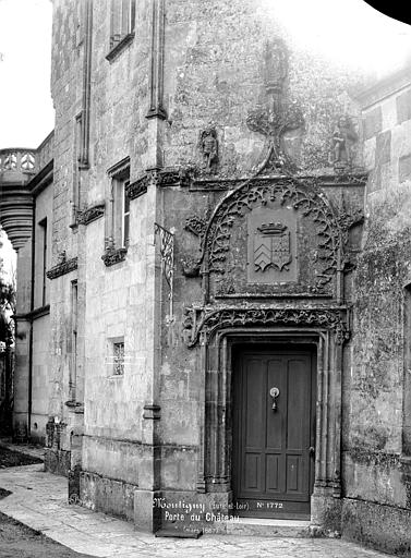 Façade sur cour : Porte de la tourelle