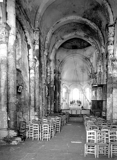 Vue intérieure de la nef vers le choeur