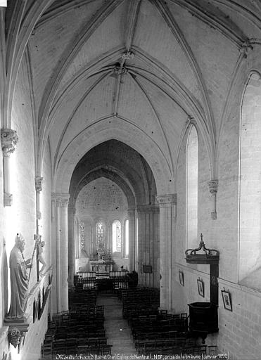 Vue intérieure de la nef vers le choeur, prise de la tribune