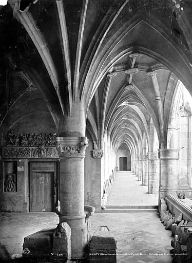 Vue intérieure de la galerie sur cour